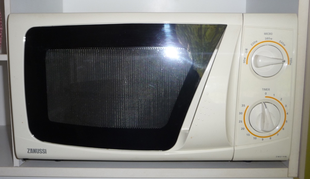 How to Clean a Microwave