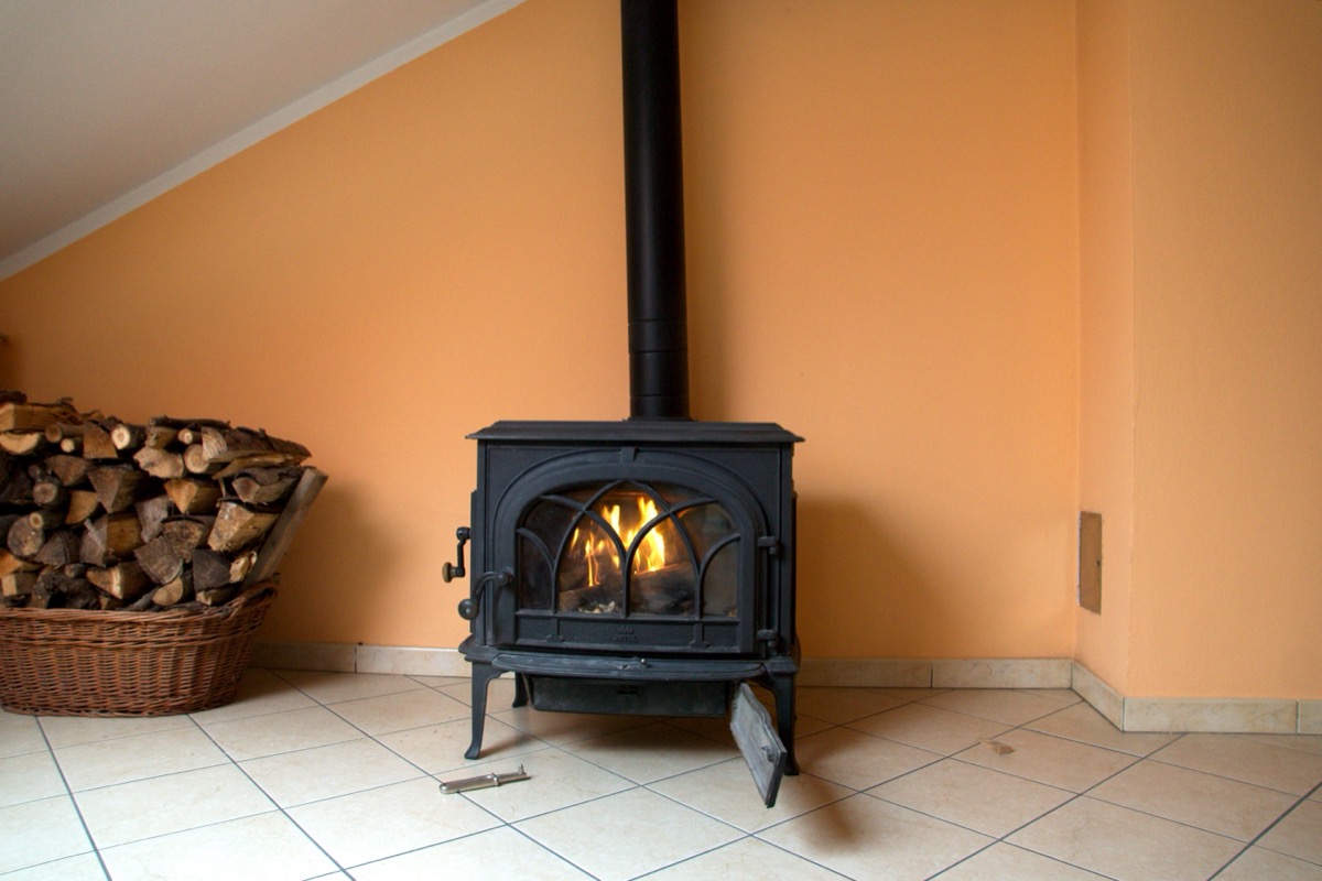 How to Keep a House Warm in a Winter Power Outage
