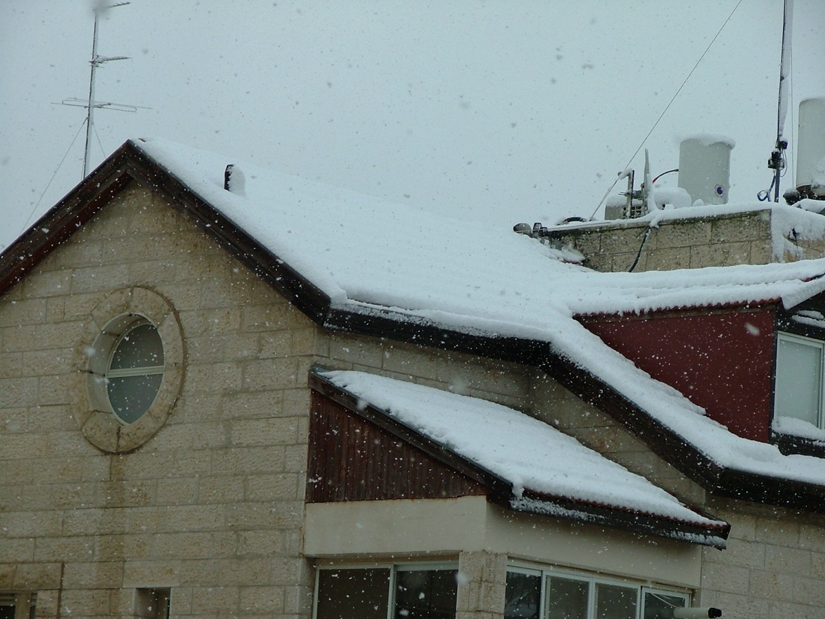 How to Rake Snow Off a Roof